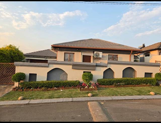 3 BEDROOM HOUSE FOR SALE IN CLAYVILLE